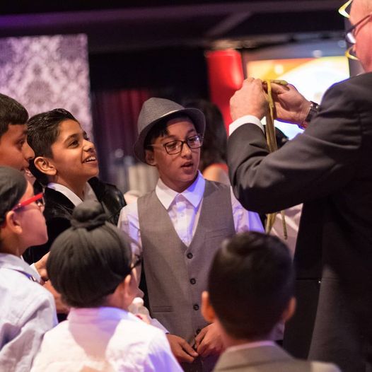 Wedding Magician 1 Kids closem up magic 1